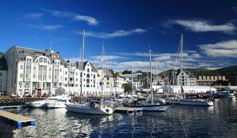 Boote auf dem Brosundkanal in Ålesund während des jährlichen Bootsfestes