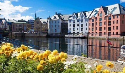 Jugendstilsenteret Museum i bakgrunnen langs Brosundet