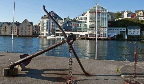 Ancre sur une jetée dans le port intérieur d'Ålesund