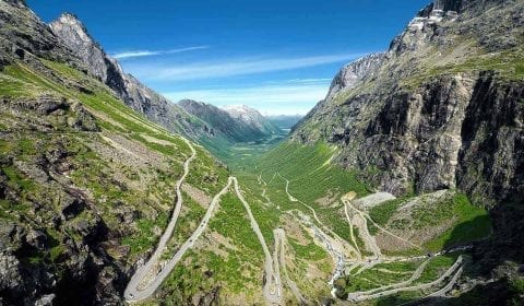 Vista verso la Strada dei Troll con i suoi undici tornanti in una valle verde