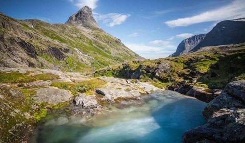 En bekk av klart vann foran fjellet Bispen, nært Trollstigen