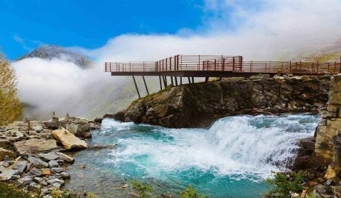 Acqua che scorre lungo il punto panoramico di Trollstigen, ometti di pietra e rocce sui lati