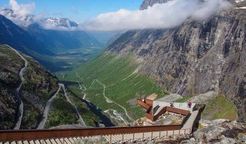 Trapper som leder til et utkikkspunkt for en spektakulær utsikt over Trollstigen og dalen