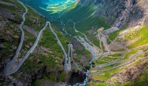 Blick über die Trollstraße mit ihren Haarnadelkurven in einem grünen Tal