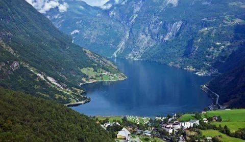 Utsikt fra Flydalsjuvet over Geiranger, den stille Geirangerfjorden og Ørnevegen