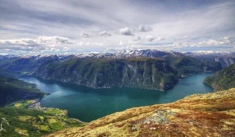 Panoramautsikt fra Huaren over Innvikfjorden, en gren av Nordfjorden, og bygdene Olden og Loen