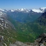 Vista incredibile dal Monte Dalsnibba verso Geiranger e il fiordo di Geiranger in una giornata limpida