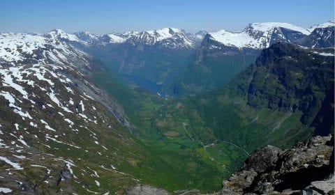 Increíble vista desde el Monte Dalsnibba sobre Geiranger y el fiordo Geiranger en un día despejado