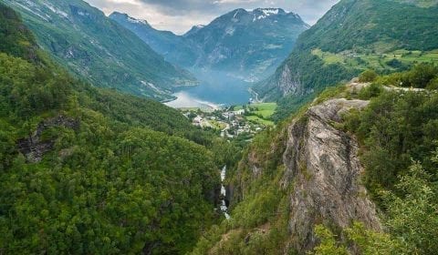 Den utrolige Geirangerfjorden mellom høye fjell sett fra Flydalsjuvet