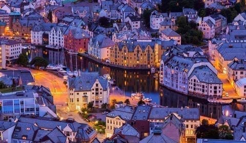 Blick vom Berg Aksla über den Brosundkanal in der Innenstadt Ålesunds bei Nacht