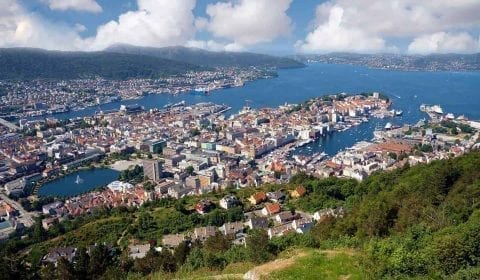 Panoramisch uitzicht vana Mount Fløyen over de stad Bergen en de fjord