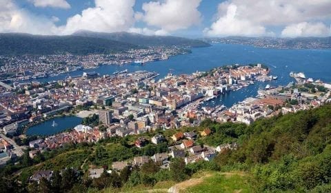 Panoramautsikt fra Fløyfjellet over Bergen by og fjorden