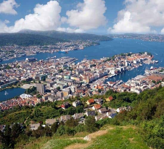 Vista panorámica desde el Monte Fløyen sobre la ciudad de Bergen y el fiordo
