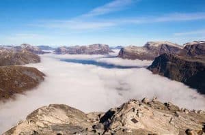 Varder på Dalsnibba, fjelltopper stikker gjennom skylaget