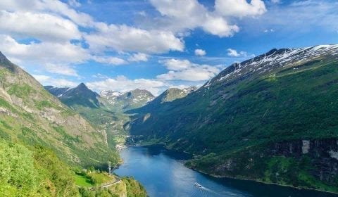 Ferry en el Geirangerfjord visto desde el punto de vista de la carretera del Águila