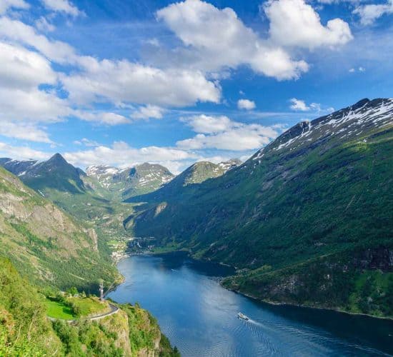 Ferry en el Geirangerfjord visto desde el punto de vista de la carretera del Águila