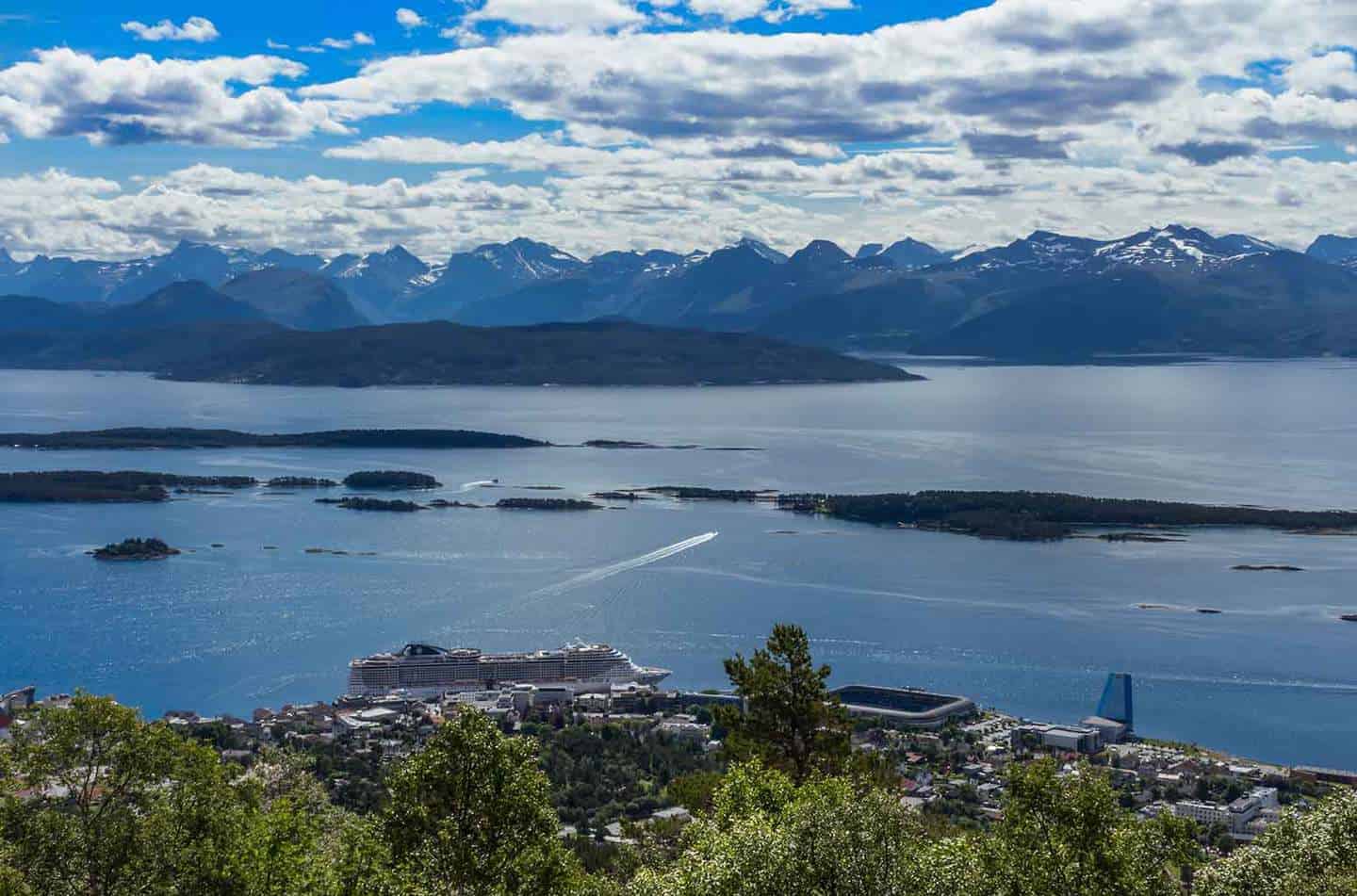 https://www.norwayexcursions.com/wp-content/uploads/2018/02/molde-private-tours-city.jpg