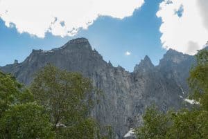 Europa's hoogste verticale rotswand, de Troll Wall, op een heldere dag, Åndalsnes, Noorwegen