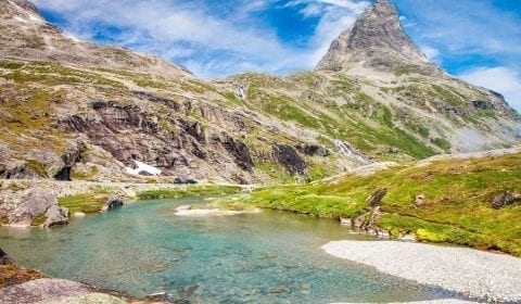 Helder blauw water stroomt door de bergen vlakbij de Troll Road in Noorwegen