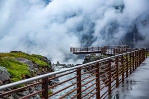 El mirador en lo alto de la carretera de los troles en las nubes