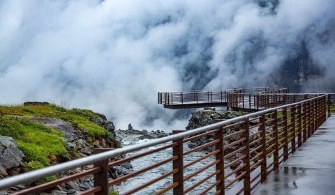 Utkikkspunktet på toppen av Trollstigen i skyene