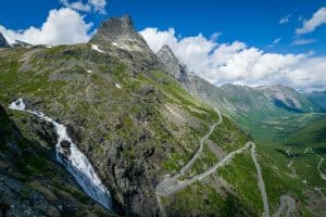 La route des Trolls avec ses virages en épingle à cheveux et la cascade de Stigfossen en dehors de Åndalsnes, Norvège