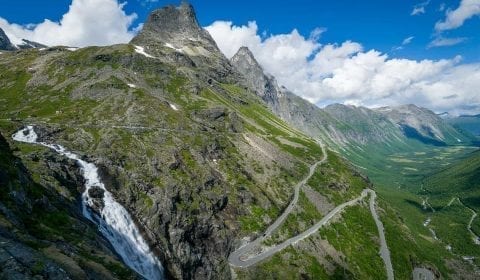 La carretera de los troles con sus curvas y la cascada de Stigfossen en las afueras de Åndalsnes, Noruega