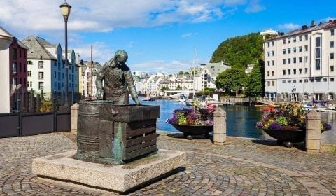 Sildekona, la statue de la femme hareng, au centre ville d'Alesund dans le comté de More og Romsdal, Norvège