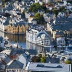 Vista desde la montaña de Aksla sobre el centro de Ålesund y el canal de Brosund, coloridas casas Art Nouveau