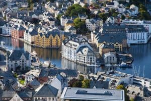 Uitzicht vanaf Mount Aksla over het centrum van Ålesund en het Brosund kanaal, kleurrijke Art Nouveau gebouwen