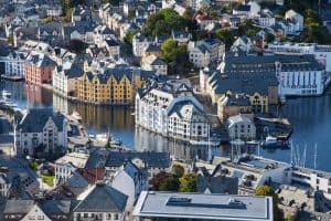 Vista desde la montaña de Aksla sobre el centro de Ålesund y el canal de Brosund, coloridas casas Art Nouveau