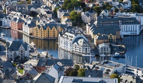 Blick vom Aksla auf das Zentrum von Ålesund und den Brosundkanal, bunte Jugendstilhäuser