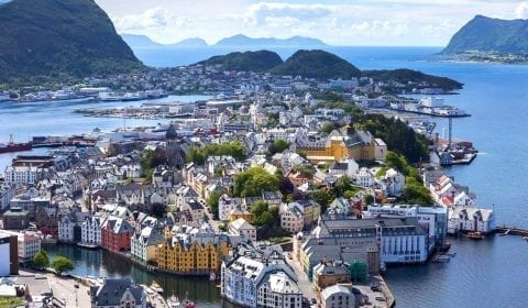 Vista dal Monte Aksla verso il centro di Ålesund, case colorate in stile liberty su varie isole,tutto circondato dal Oceano Atlantico calmo