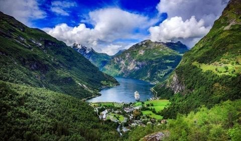 Uitzicht over UNESCO's Geirangerfjord, een cruiseboot op een door hoge bergen omricngede fjord, gezien vanaf de kloof Flydalsjuvet, Geiranger, Noorwegen