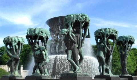 Sculture di uomini e donne intorno ad una fontana in una giornata limpida a Vigelandsparken, Oslo, Norvegia