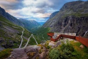 Utkikkspunktet på toppen av Trollstigen med en spektakulær utsikt over Trollstigen og den grønne dalen