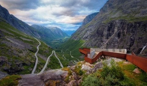 El mirador en la cima de la Carretera de los troles con una vista espectacular sobre Trollstigen y el valle verde