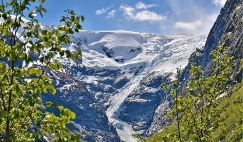 Der atemberaubende Kjenndal-Gletscher vor Olden, Norwegen