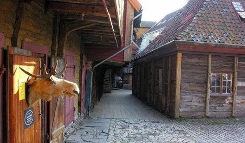 Holzhäuser in einer engen Straße im hanseatischen Viertel von Bryggen in Bergen, Norwegen