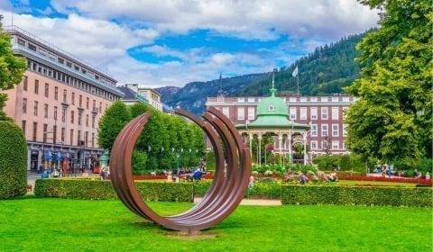 Musikkpaviljongen in einem grünen Park an einem Sommertag in Bergen