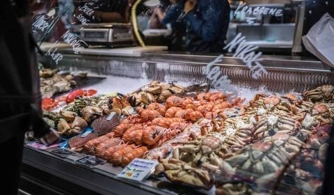 Cangrejos frescos, camarones y otros mariscos que se exhiben en el Mercado de Pescado en Bergen, Noruega