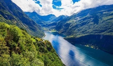 Vista panoramica dal punto panoramico della Strada delle Aquile verso il fiordo di Geiranger, patrimonio UNESCO, e il villaggio di Geiranger