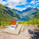 Dronning Sonjas stol ved Flydalsjuvet med utsikt over den majestetiske Geirangerfjorden i Norge