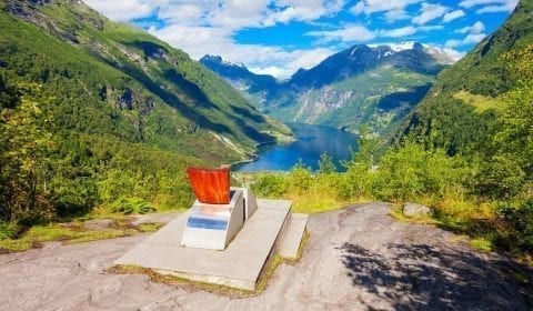 El asiento de la Reina Sonja en Flydalsjuvet con vista sobre el majestuoso fiordo de Geiranger en Noruega