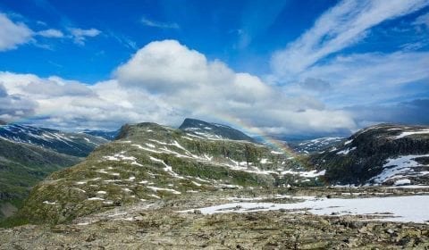 Regnbue på himmelen, litt snø på fjellene, utsikt fra Dalsnibba i Geiranger, Norge