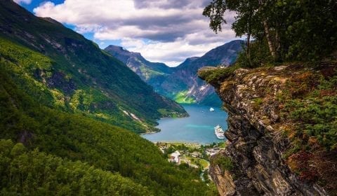 Vue panoramique de la gorge de Flydalsjuvet sur le Geirangerfjord de l'UNESCO, quelques nuages suspendus au-dessus des montagnes vertes