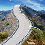 Deel van de avontuurlijke Atlantic Ocean Road buiten Molde, een brug over het water, Noorwegen