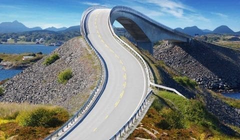 Une partie de l'aventureuse route de l'océan Atlantique, un pont sur l'eau, près de Molde, Norvège