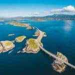 De Atlantic Ocean Road, loopt van eiland naar eiland, valkbij Molde, Noorwegen