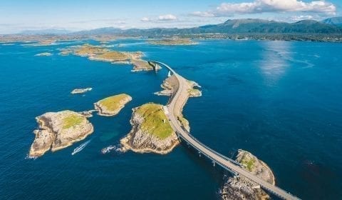 De Atlantic Ocean Road, loopt van eiland naar eiland, valkbij Molde, Noorwegen